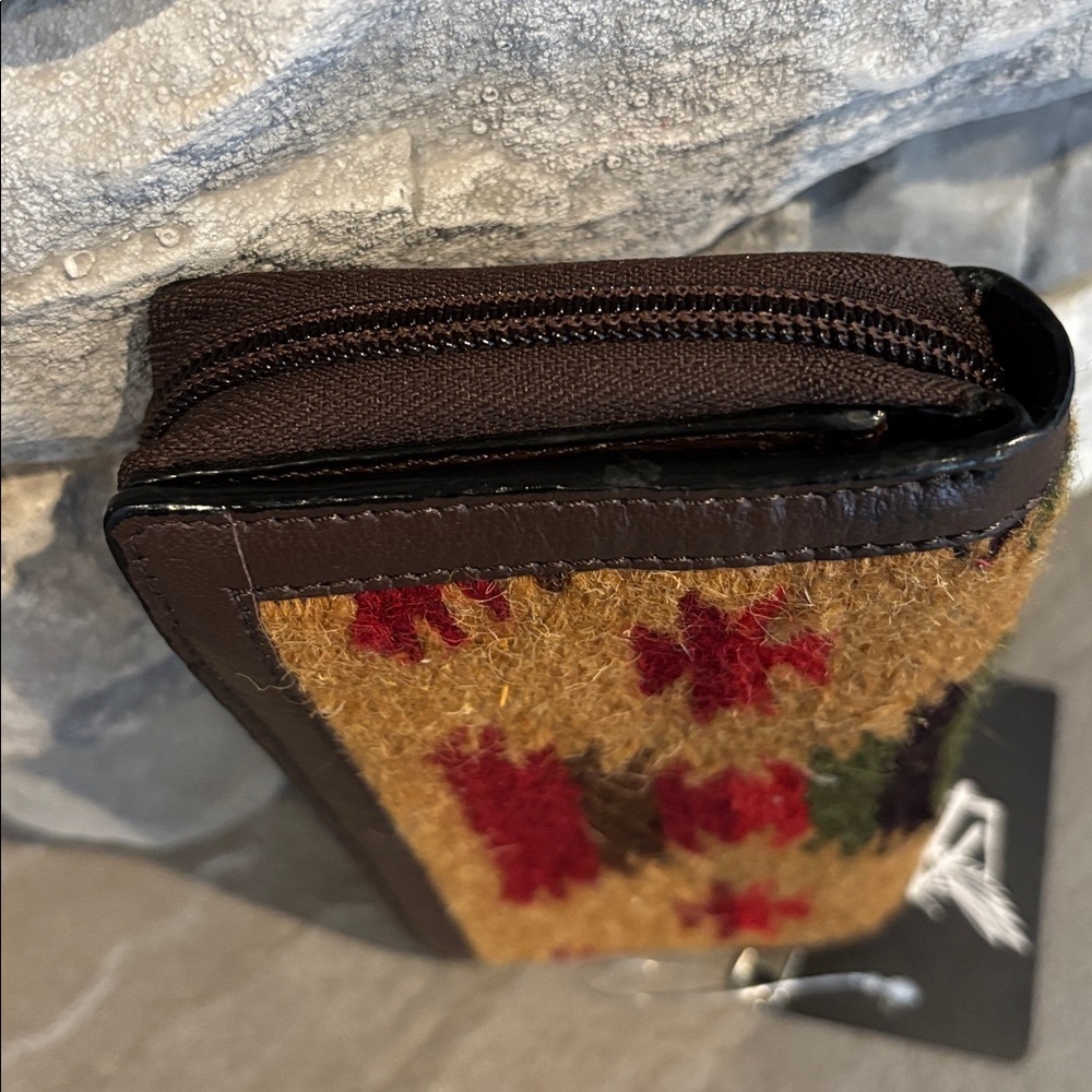 Angel Ranch Aztec Rug,zip & snap top,14 card,1 one checkbook,1 ID, zip coin - Picture 5 of 9